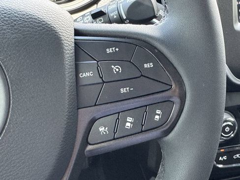Used 2022 Jeep Cherokee Trailhawk w/ Premium Leather Package AWD/4WD image 20