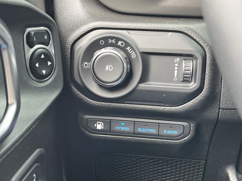 Used 2023 Jeep Wrangler Unlimited w/ Sun & Screen Package image 36