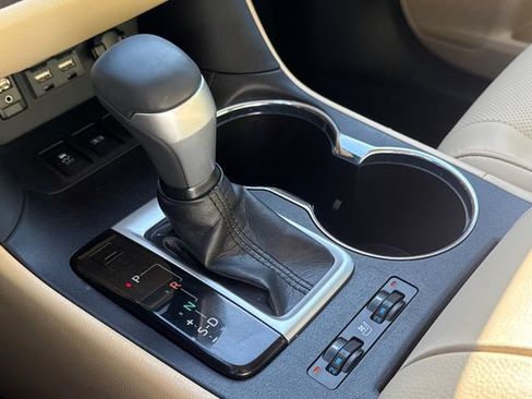 Used 2019 Toyota Highlander Limited FWD image 29