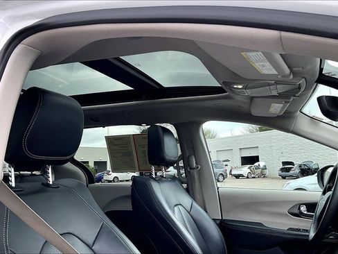 Used 2023 Chrysler Pacifica Touring-L FWD image 23