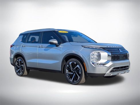 Used 2023 Mitsubishi Outlander SE image 2