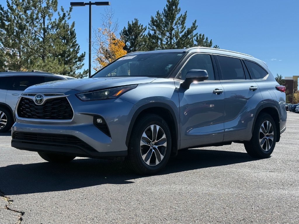 Certified 2022 Toyota Highlander XLE AWD/4WD image 1