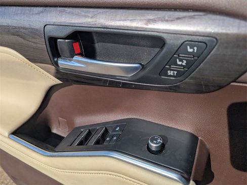 Used 2021 Toyota Highlander Limited image 17