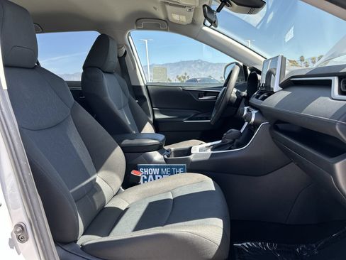 Used 2025 Toyota RAV4 XLE FWD image 25