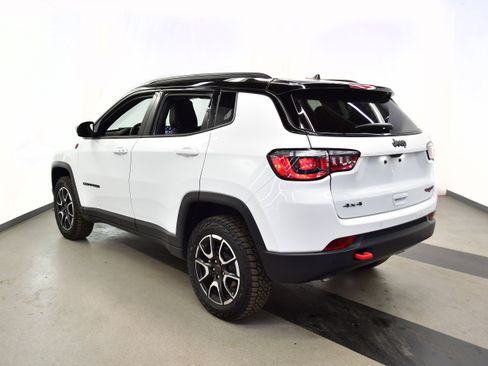 Used 2025 Jeep Compass Trailhawk AWD/4WD image 5
