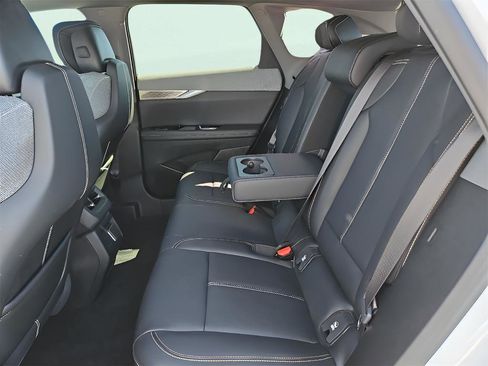 New 2025 Cadillac Optiq Sport 1 w/ LPO, ONYX Package image 25