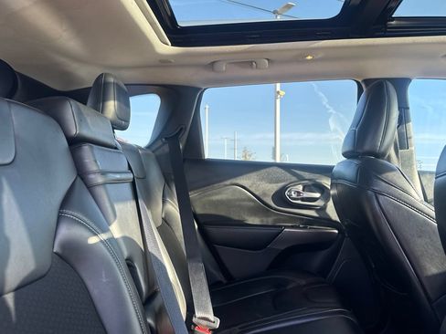 Used 2019 Jeep Cherokee Latitude Plus w/ Comfort/Convenience Group FWD image 33