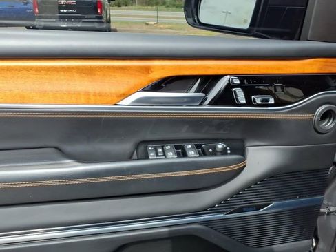 Used 2022 Jeep Grand Wagoneer Series III image 3