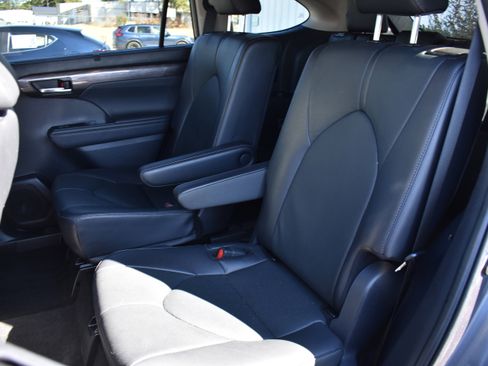 Used 2024 Toyota Highlander Limited image 27