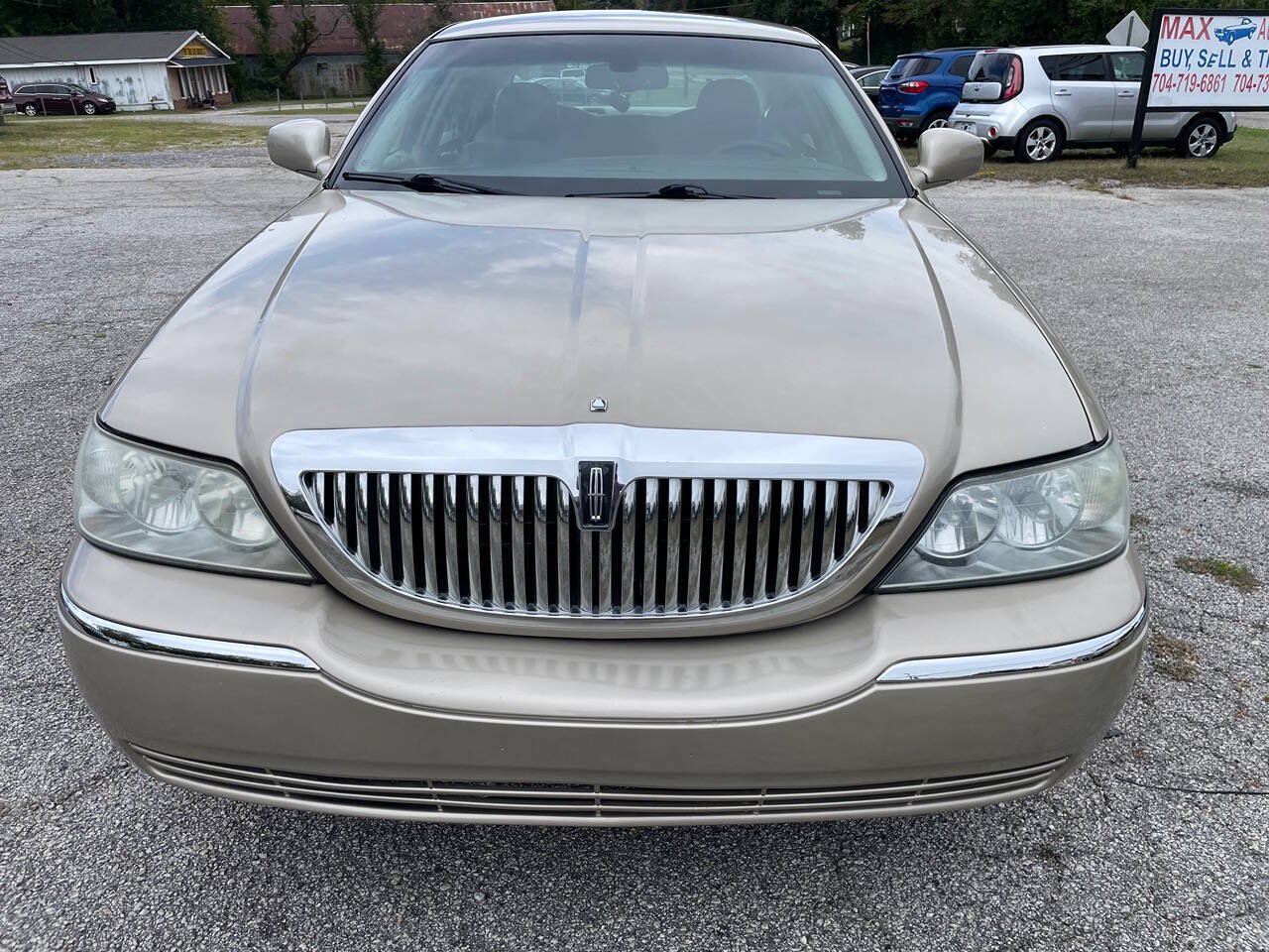 Used 2007 Lincoln Town Car Signature RWD image 2