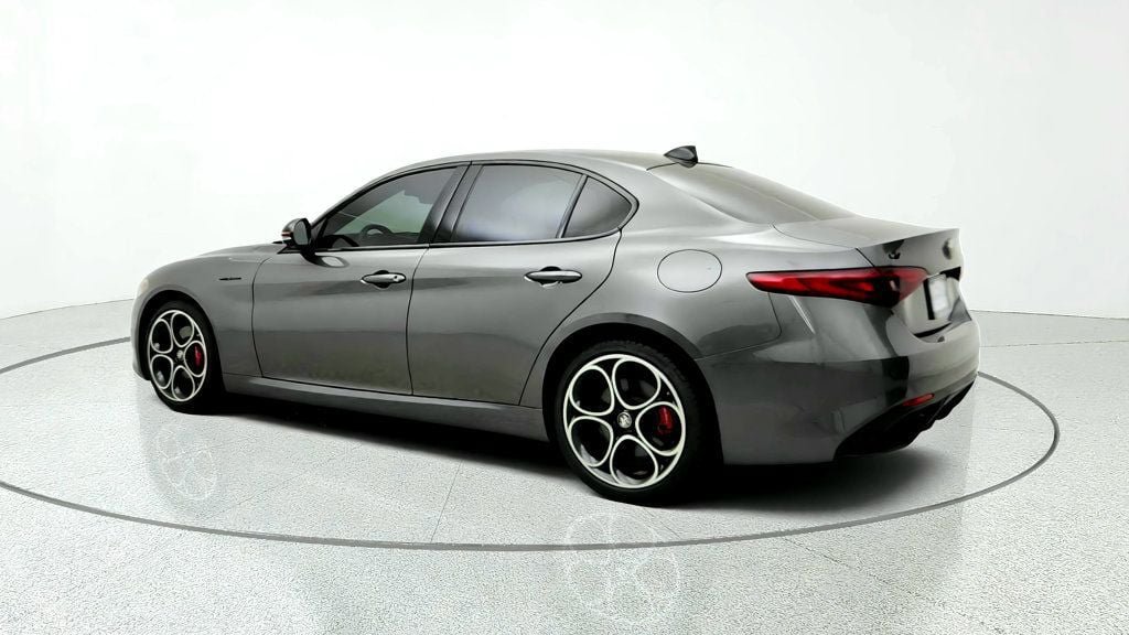 Used 2023 Alfa Romeo Giulia Veloce AWD/4WD image 7