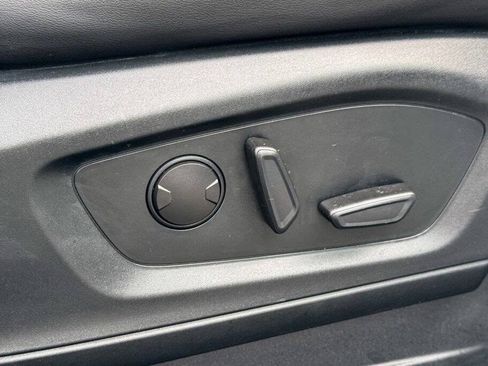 Used 2022 Ford Explorer XLT w/ Equipment Group 202A AWD/4WD image 12
