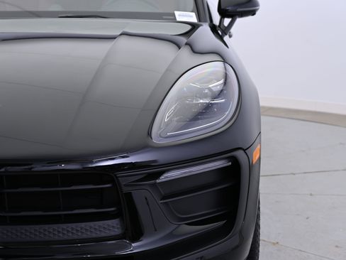 Used 2025 Porsche Macan image 12
