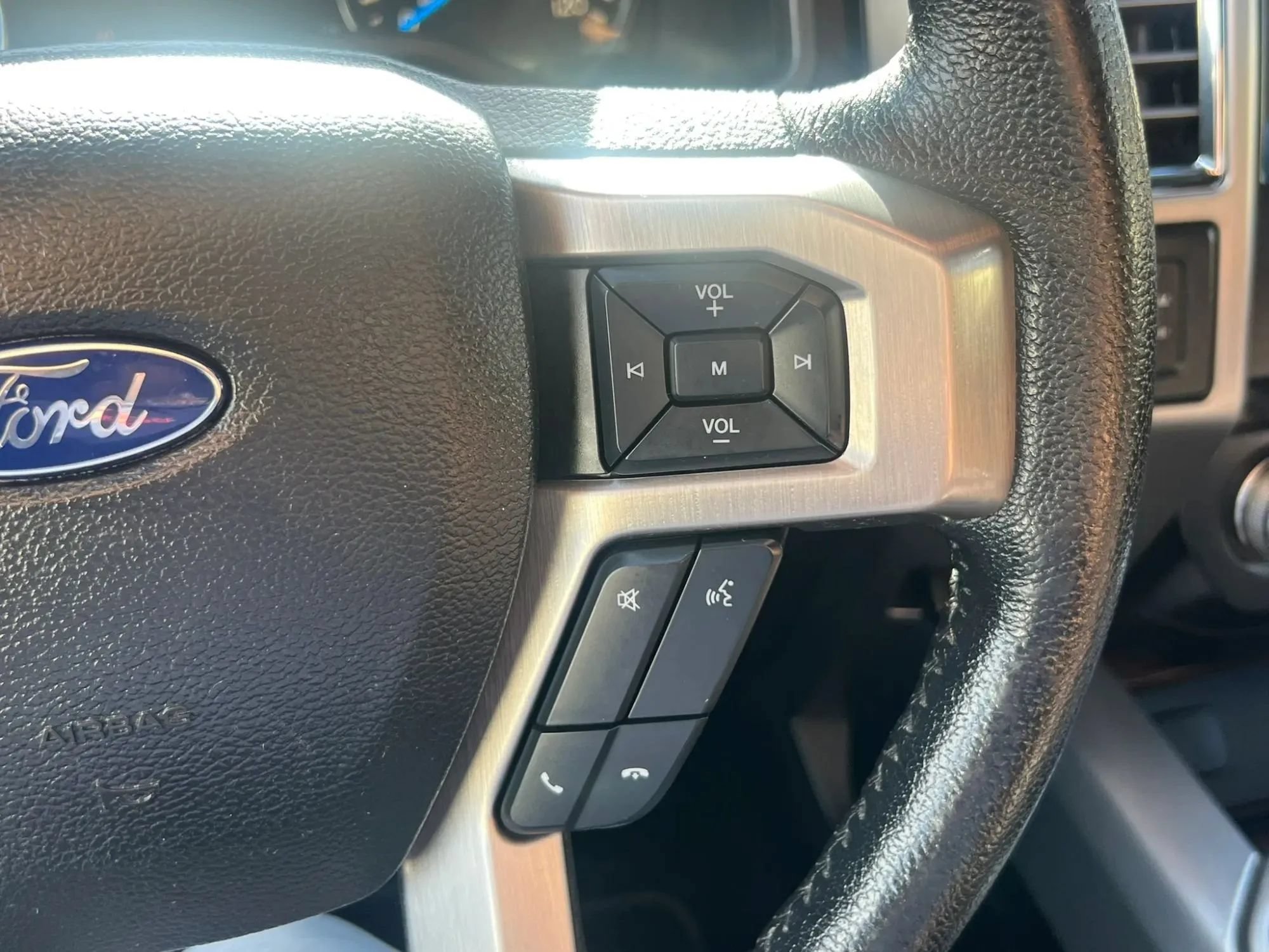 Used 2015 Ford F150 Platinum w/ Equipment Group 701A Luxury AWD/4WD image 19