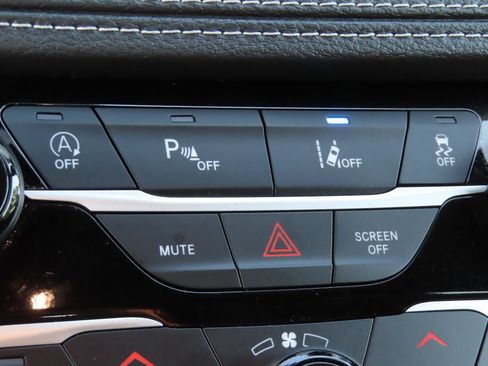Certified 2025 Chrysler Pacifica Limited FWD image 12