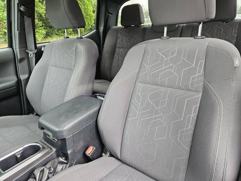 Used 2017 Toyota Tacoma TRD Sport AWD/4WD image 12