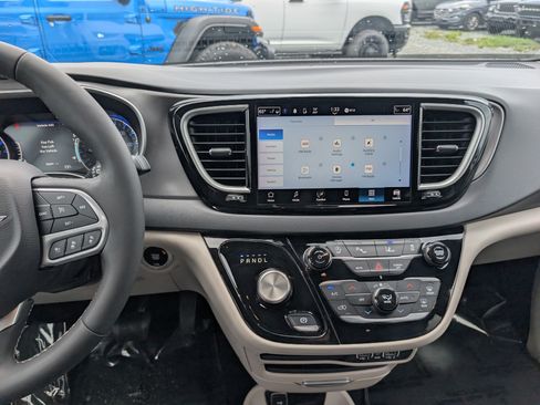 Used 2023 Chrysler Pacifica Touring-L FWD image 19