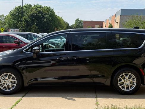 Used 2025 Chrysler Pacifica Select FWD image 4