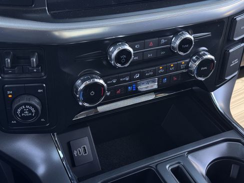 Used 2025 Ford F150 Lariat w/ Equipment Group 501A Mid image 22