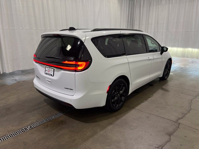 Used 2025 Chrysler Pacifica Limited FWD image 5