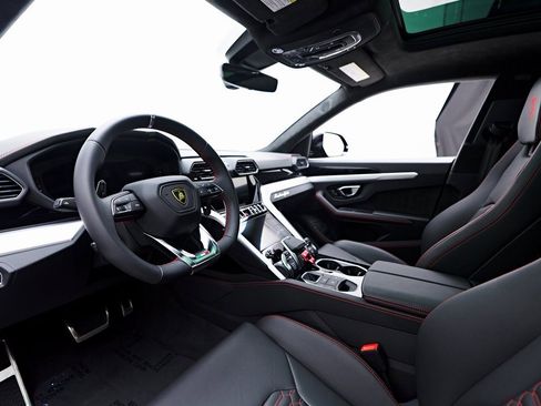 Used 2022 Lamborghini Urus image 2