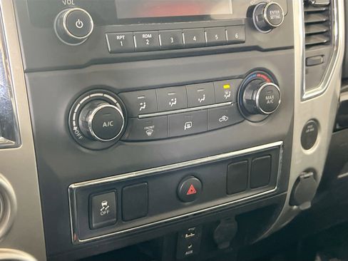 Used 2018 Nissan Titan SV image 15