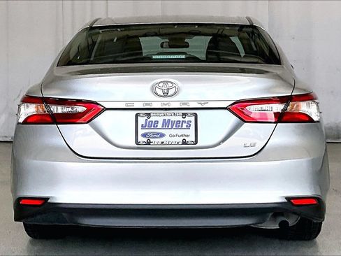 Used 2018 Toyota Camry LE FWD image 3