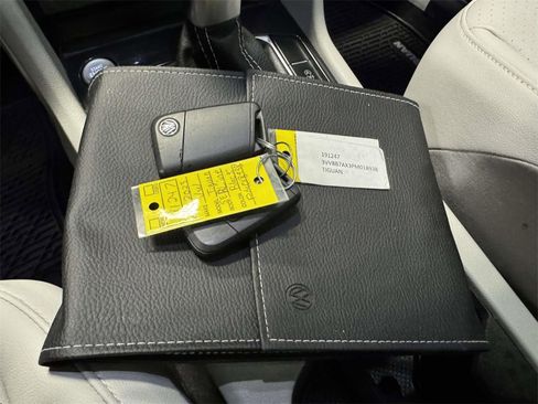 Used 2023 Volkswagen Tiguan SE R-Line image 35