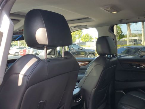 Used 2018 Cadillac Escalade Luxury image 15