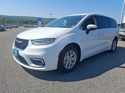 Used 2023 Chrysler Pacifica Touring-L FWD image 3