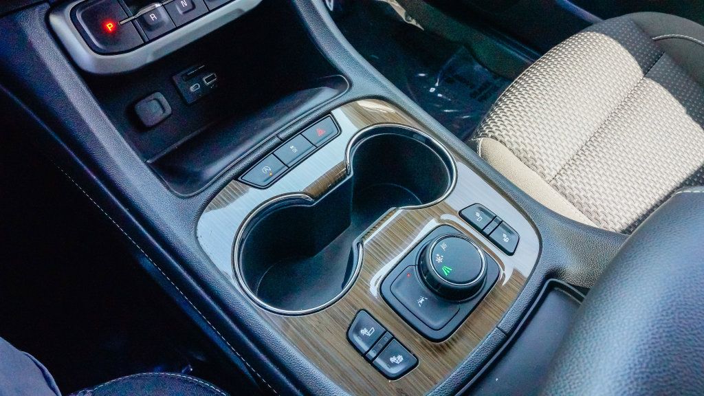Used 2023 GMC Acadia SLE w/ Driver Convenience Package FWD image 18