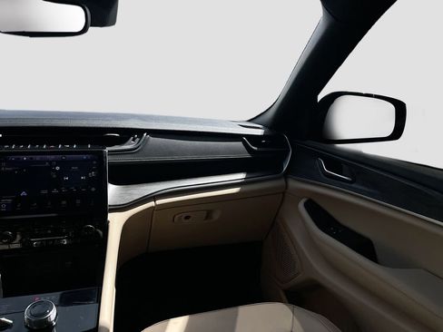 Used 2024 Jeep Grand Cherokee Limited AWD/4WD image 22