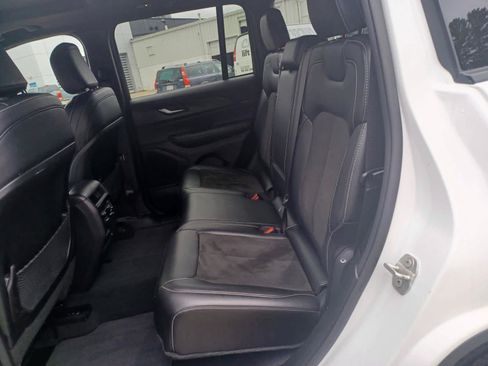 Used 2023 Jeep Grand Cherokee Altitude AWD/4WD image 18