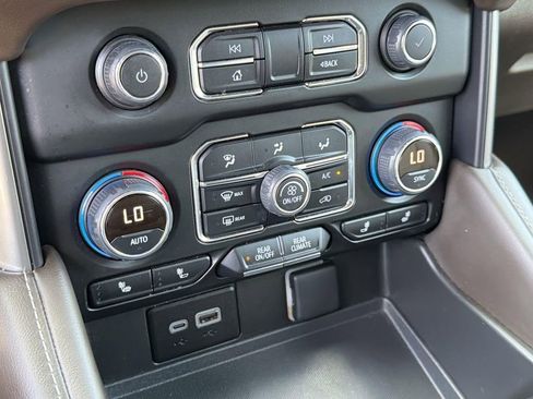 Used 2023 Chevrolet Suburban LT AWD/4WD image 11