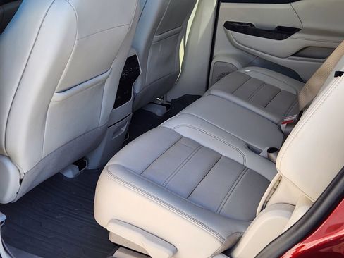 Used 2022 GMC Acadia Denali w/ Denali Technology Package image 12