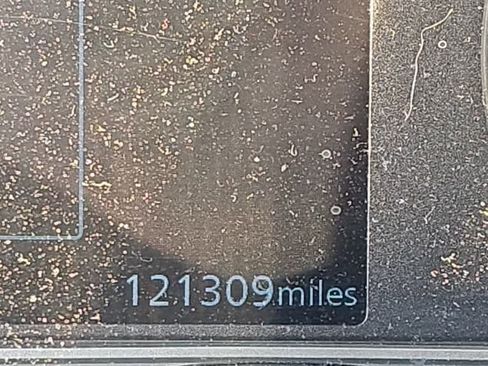 Used 2020 Nissan Versa SV image 3