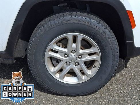 Used 2023 Jeep Grand Cherokee Laredo image 8