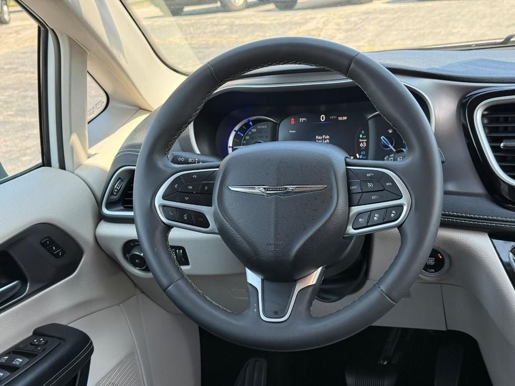 Used 2023 Chrysler Pacifica Touring-L FWD image 14