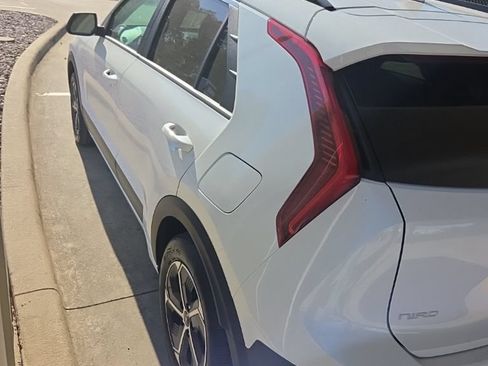 Used 2025 Kia Niro LX FWD image 8