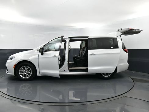 Used 2023 Chrysler Pacifica Touring-L FWD image 32