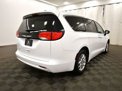Used 2023 Chrysler Voyager LX image 8