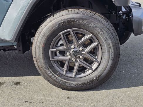 New 2025 Jeep Gladiator Sport image 10