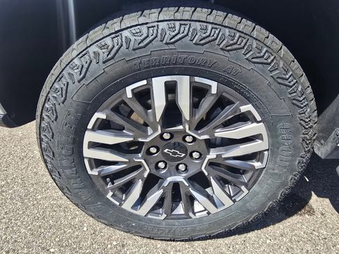 Used 2025 Chevrolet Suburban Z71 image 9