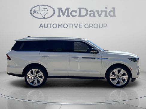 Certified 2025 Lincoln Navigator Reserve AWD/4WD image 8