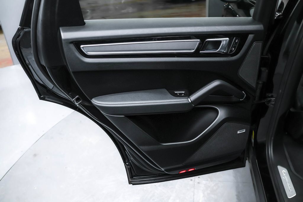 Used 2022 Porsche Cayenne Platinum Edition AWD/4WD image 27