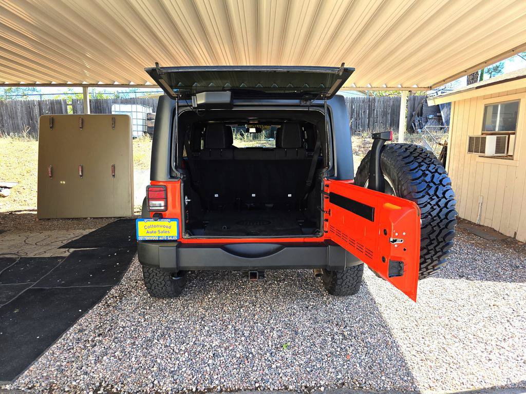 Used 2015 Jeep Wrangler Unlimited Rubicon w/ Connectivity Group AWD/4WD image 13