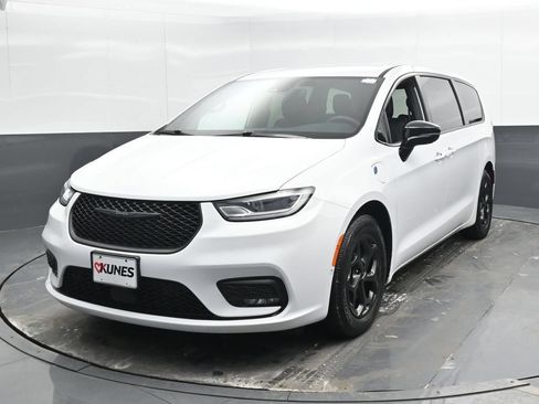 Used 2024 Chrysler Pacifica Limited FWD image 8