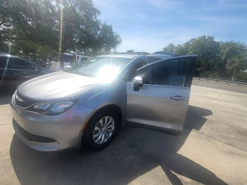 Used 2017 Chrysler Pacifica Touring w/ Tire & Wheel Group FWD image 94