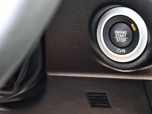 Used 2025 Chrysler Pacifica Select FWD image 34