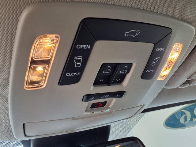 Used 2026 Toyota Sienna XLE FWD image 15